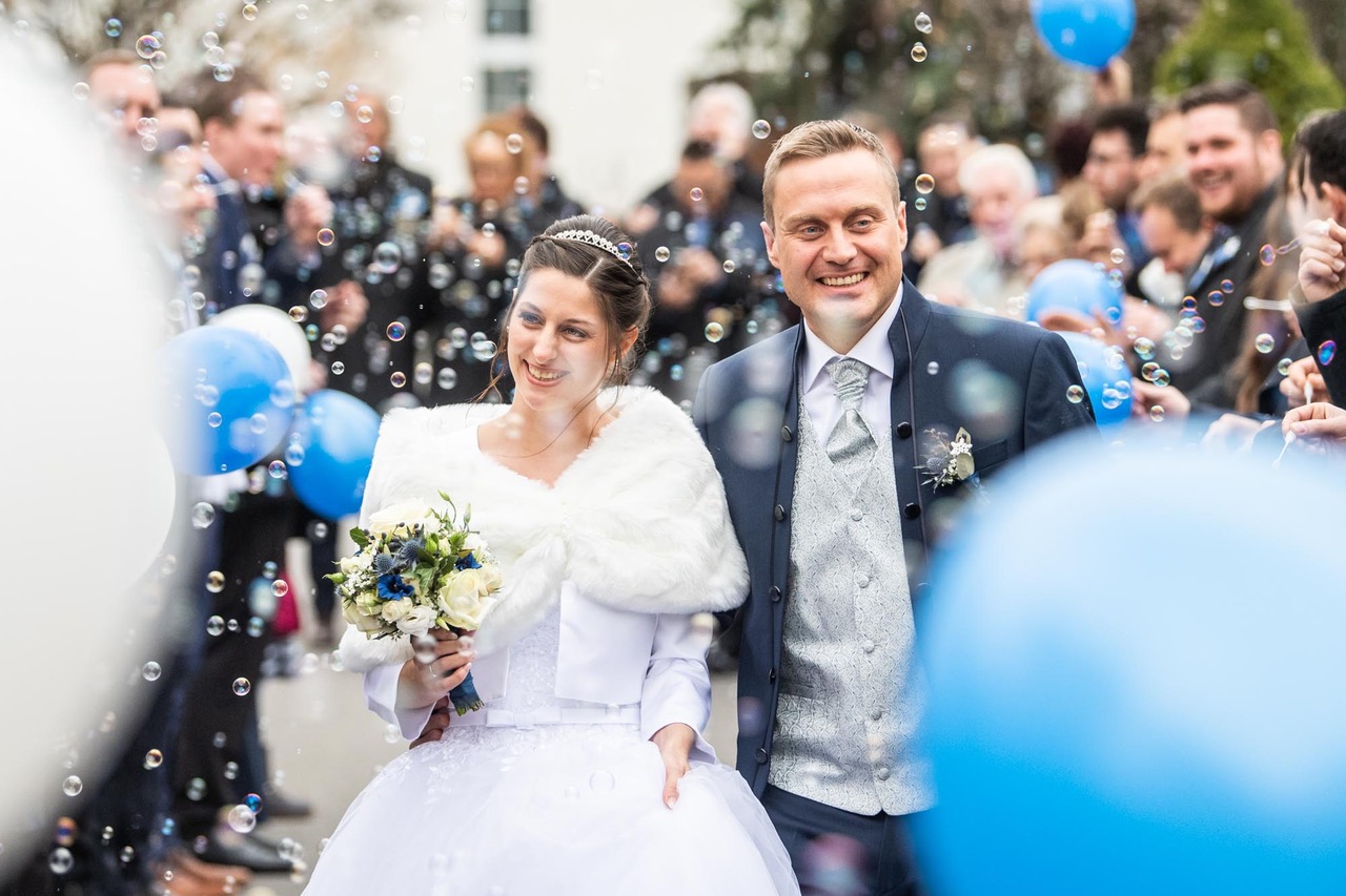 Hochzeitsfotograf Mattias Nutt mitten im Geschehen: Seifenblasen für die Braut